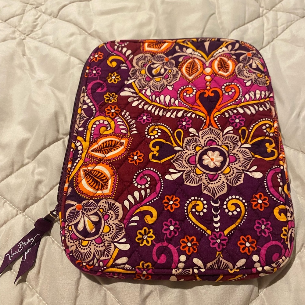 Vera Bradley e-Reader iPad Cover Floral Zippered Inside Pocket. Measures 10" X 8